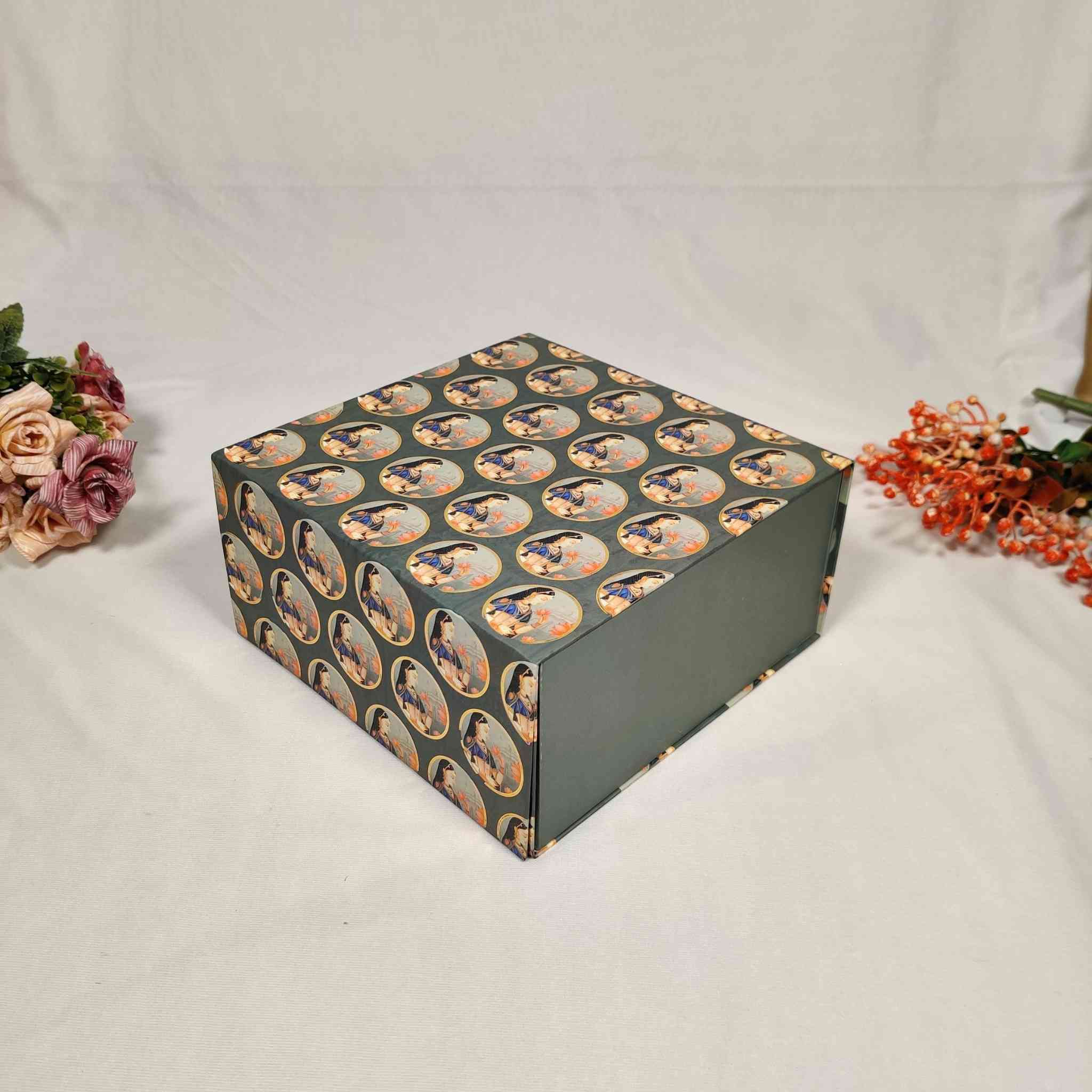 Green Queen Flip Box For Gift Hamper (10x10x4 inches)