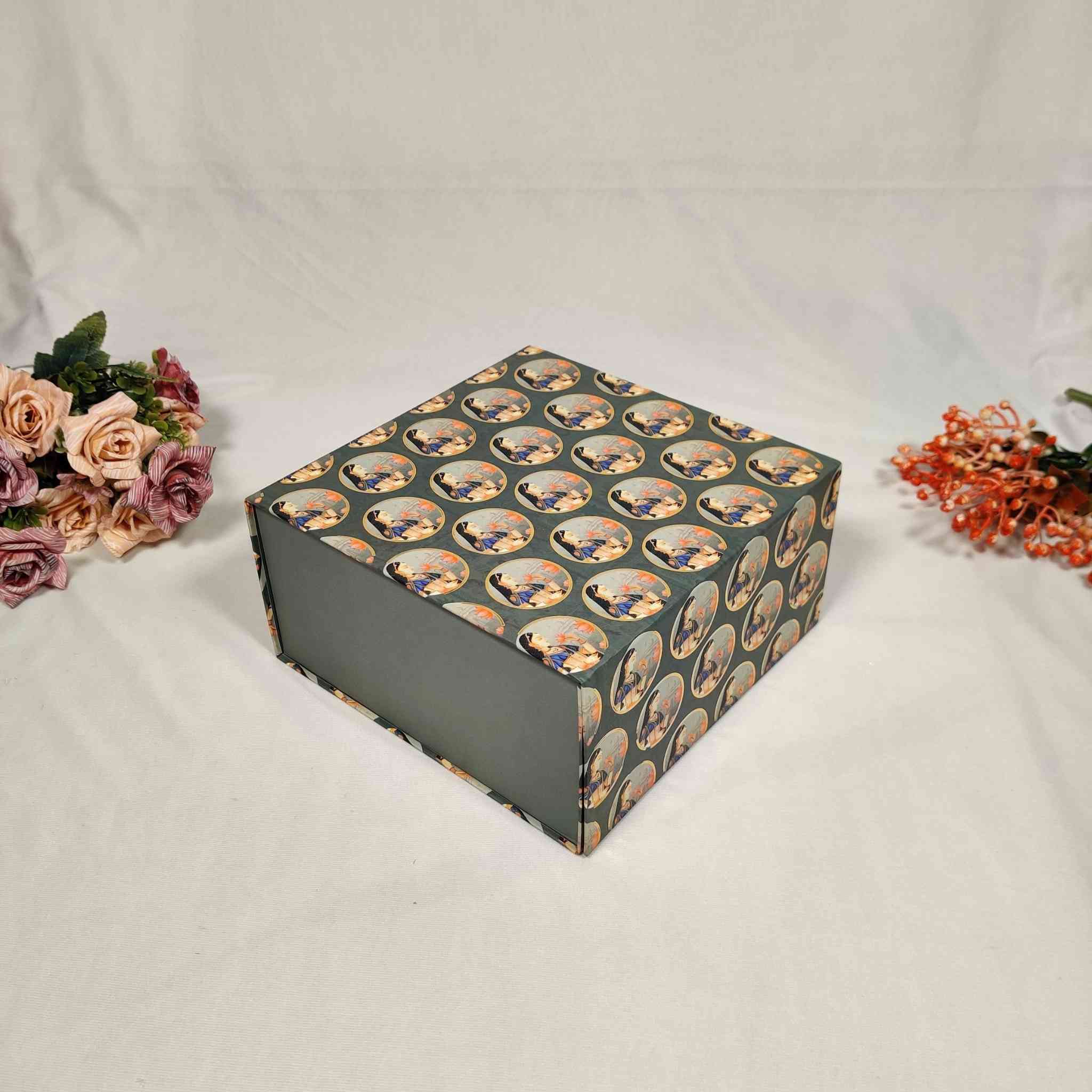 Green Queen Flip Box For Gift Hamper (10x10x4 inches)