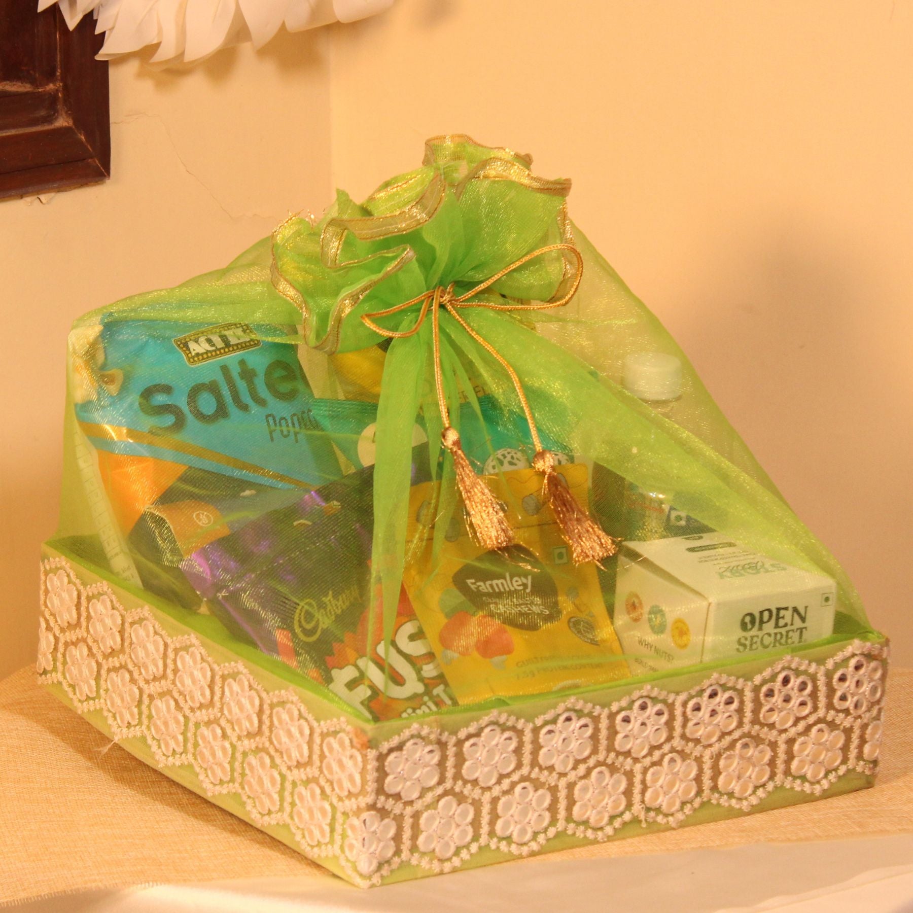 Premium Eid Hamper – Green Festive Basket with Chocolates, Snacks & Soft Drinks